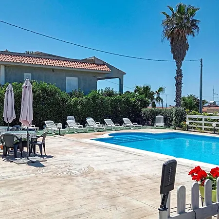 Cozy In With Outdoor Swimming Pool Holiday home *