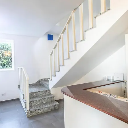 5 Bedroom Awesome In *